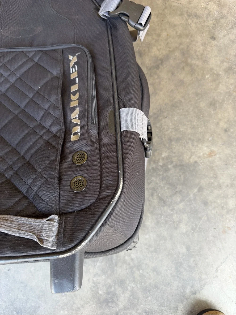 Oakley 39L Black Luggage 22” Upright Wheeled Carry On Roller Travel Bag Suitcase
